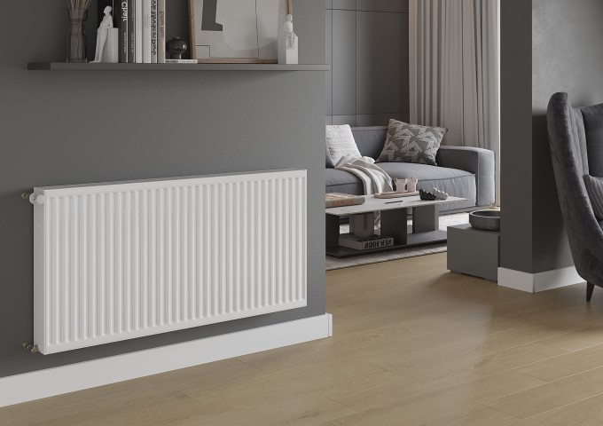 modernt badrum med marinblå vägg