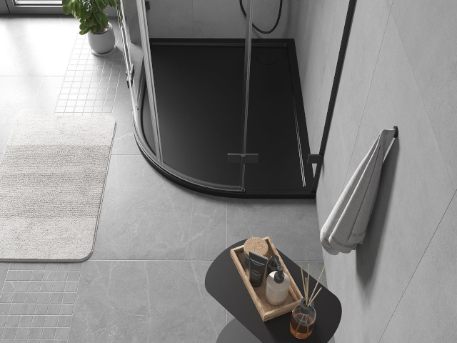 Svart asymmetrisk halvcirkeldusch i badrummet