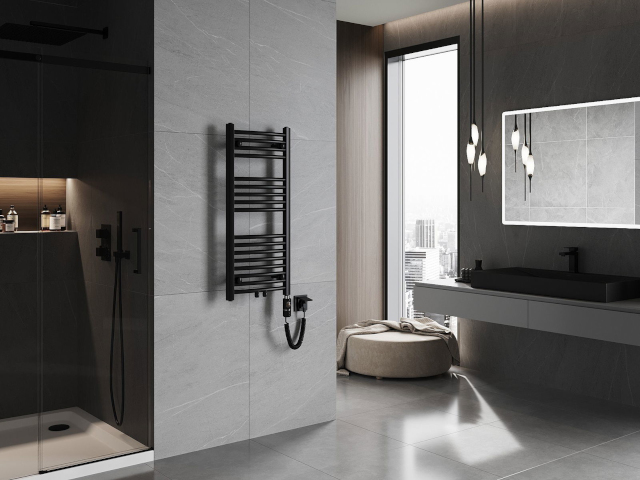 Mörk elektrisk radiator i badrumsinredning