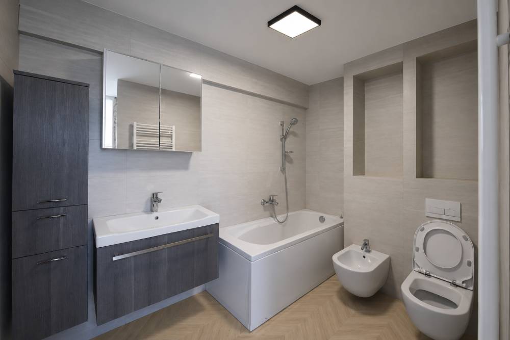Fyrkantig LED-plafond i badrummet