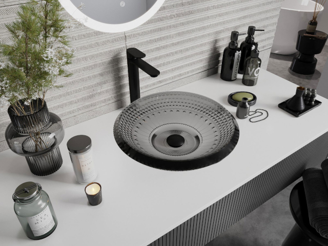 Vitt badrumsskåp med vit bänkskiva