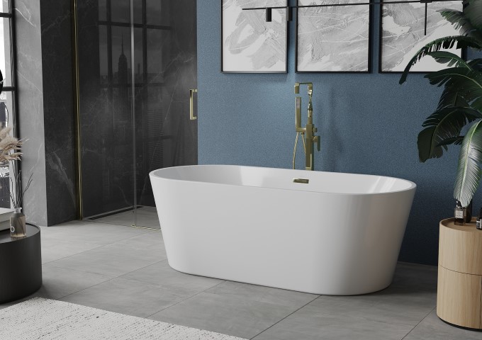 modernt badrum med marinblå vägg