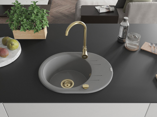 Diskho med gyllene kran och sil