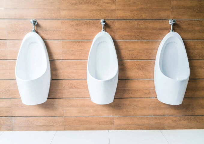 Pissoarer i offentligt badrum