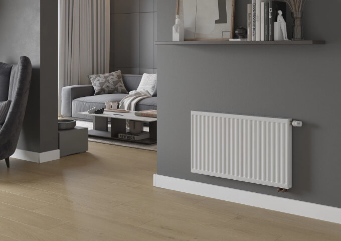 Plat radiator med termostatiskt huvud