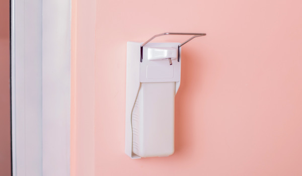 Hur man hänger upp en flytande tvålautomat