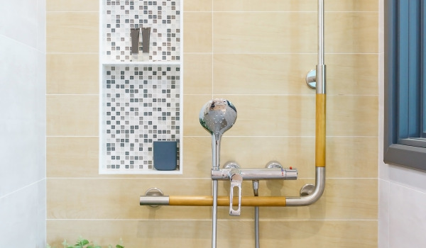 Hur monterar man väggstänger?