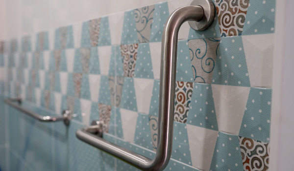 Var är det bäst att montera väggmonterade räcken?