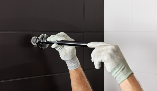 Hur monterar man handdukshållare och hyllor?