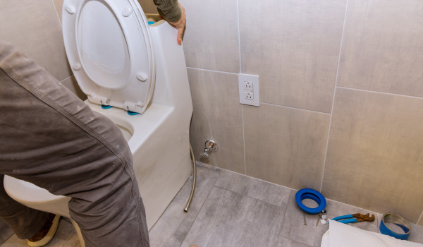 På vilken höjd ska man montera en inbyggd stomme för toalett?