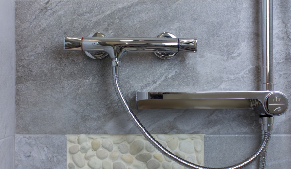 På vilken höjd ska man montera en utanpåliggande badkarsblandare?