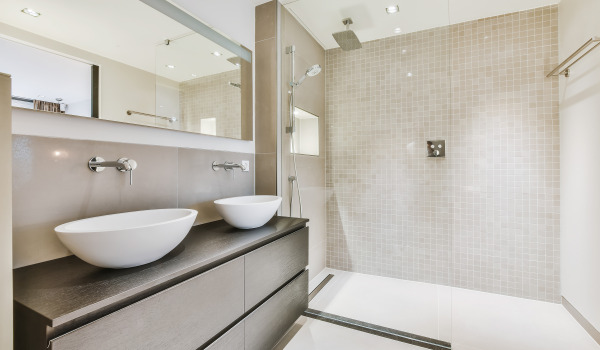 Inbyggd eller utanpåliggande blandare – ett modernt badrum