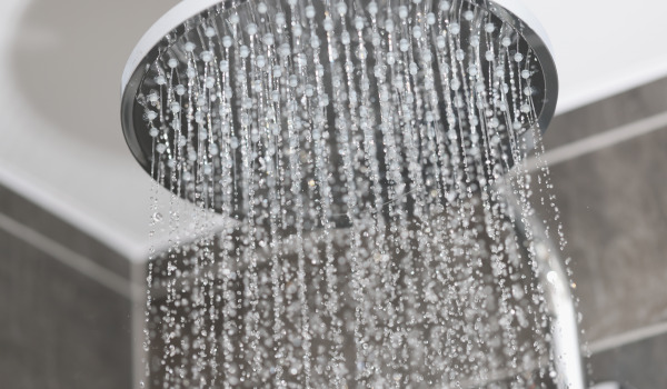 Hur man väljer och installerar ett utanpåliggande duschsystem med takdusch?