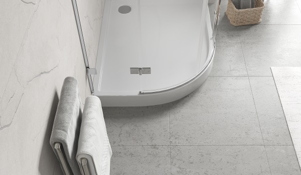 Asymmetrisk halvcirkelformad duschpanna för badrum