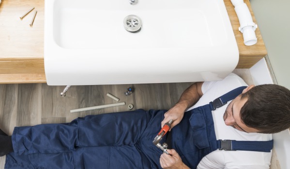 Vilken höjd ska avloppet för handfatet placeras enligt VVS-standard?