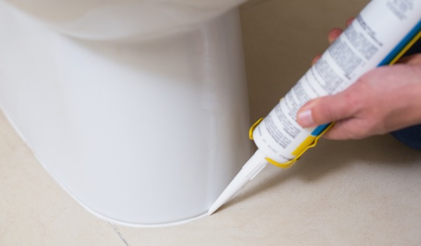 Hur lång tid tar det för sanitetssilikon att torka i badrummet?