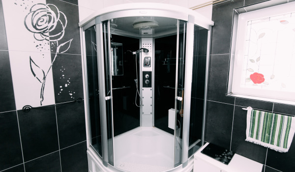 Hur man rensar vattenlåset i duschbrickan