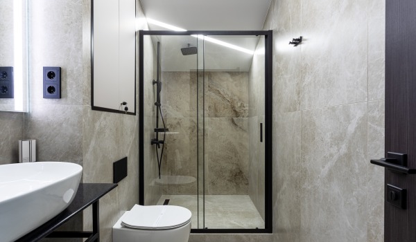 Dusch utan duschkabin, vilka är fördelarna och nackdelarna?