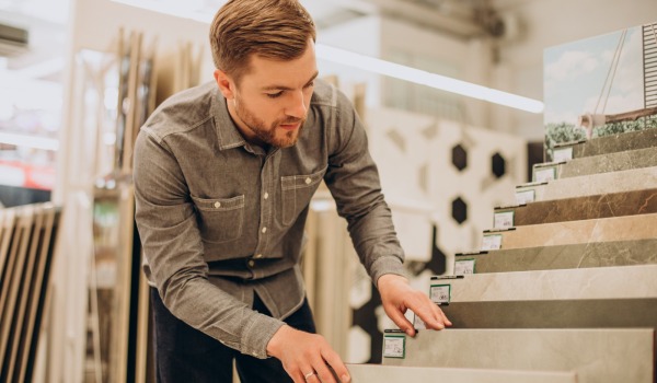 Vinylgolv vs. klinker – vad ska man välja till badrummet? En komplett guide