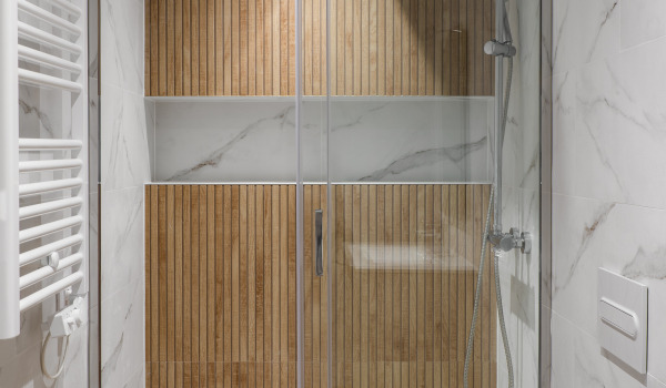 Inbyggt duschsystem i ett litet badrum