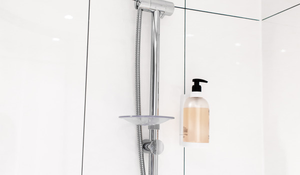 Stilfulla duschpelare i badrummet