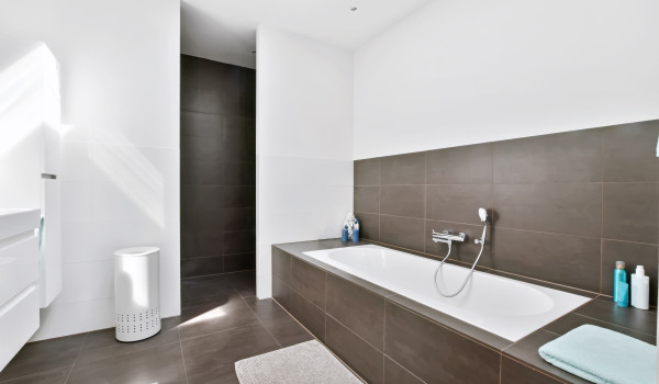 Rektangulärt badkar i ett litet badrum