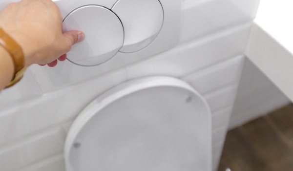 Vatten rinner från den inbyggda spolcisternen - dags att fixa den