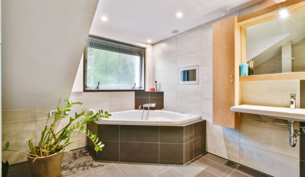 Stiligt badrum med hörnbadkar