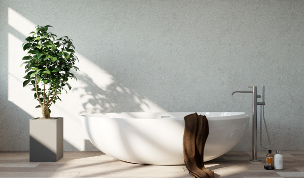 Badkar med skärmvägg i ett litet badrum