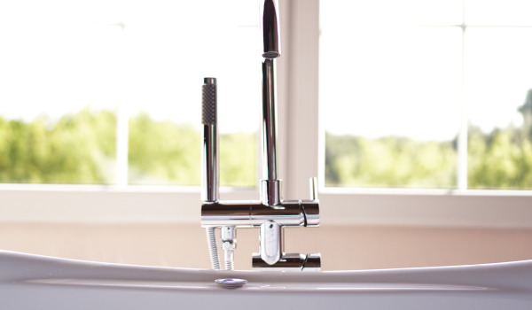 Moderna badrum med badkar-duschblandare