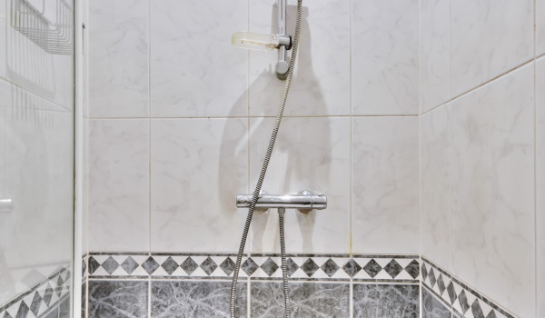 Hur man anpassar en rektangulär duschbricka