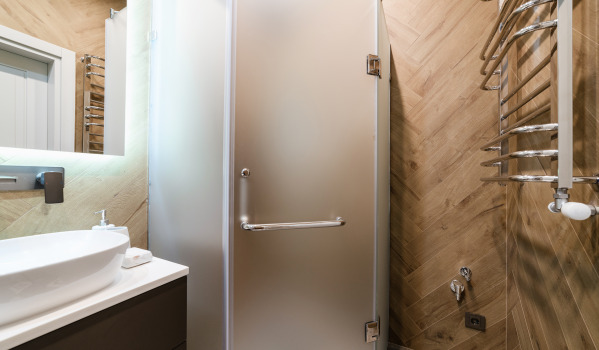 Fyrkantigt duschkar i ett litet badrum