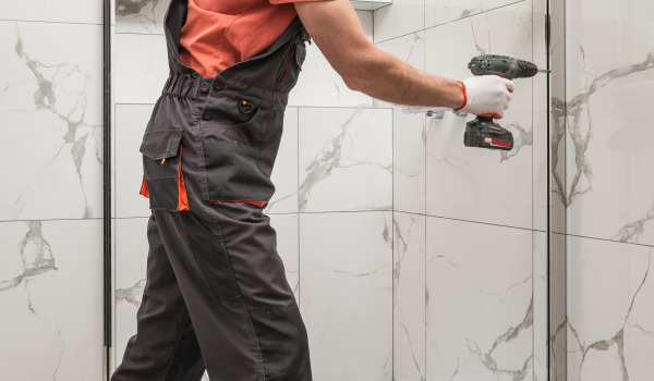 Hur justerar man dörrarna i en duschkabin?