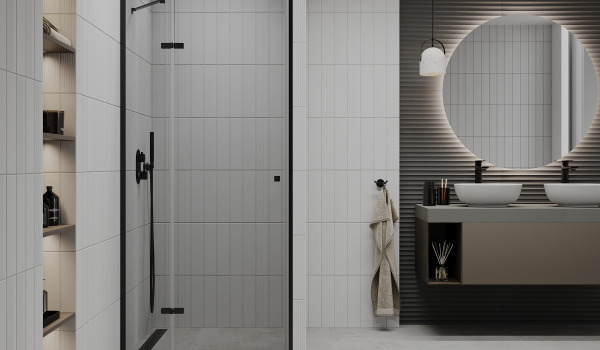 Dämpat badrum med duschdörrar