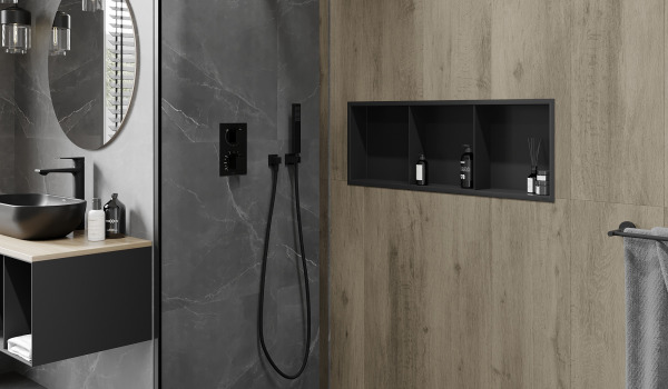 Industriellt badrum med inbyggd hylla i duschen