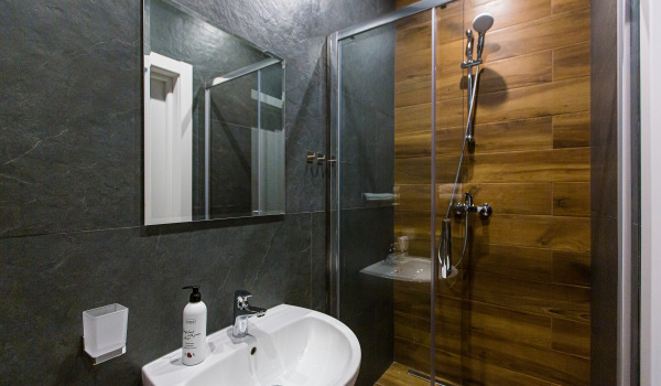 Hur tätar man duschkabinens dörrar?