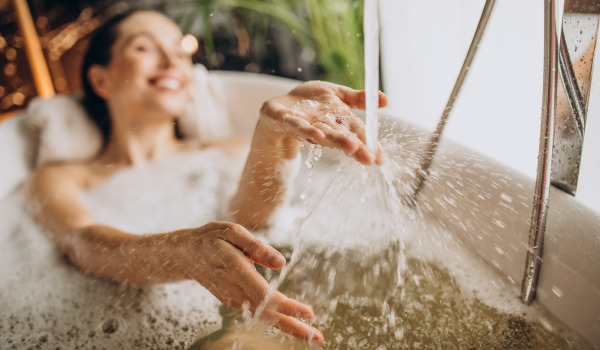 Litet badrum med badkar – hur man utformar det?