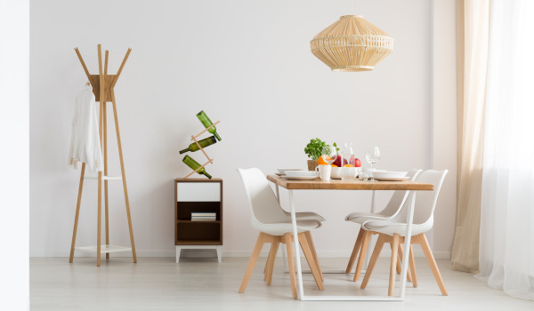 Hur skyddar man väggar i matsalen? Idéer för att avsluta väggen ovanför bordet i köket