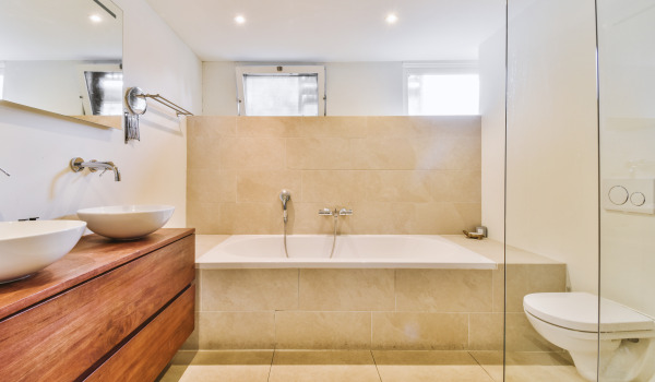 Badkarsbeklädnad: hur man bygger in ett rektangulärt och hörnbadkar?