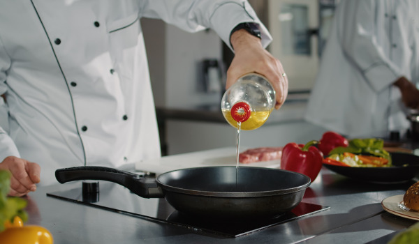 Var man ska hälla ut oljan från stekpannan - kan man i diskhon?