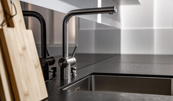 Vilken bänkskiva ska man välja för en underlimmad diskho?