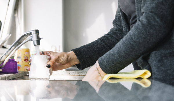 Spegel i köket istället för kakel och spegelplattor mellan skåpen: fördelar och nackdelar - är det värt det?