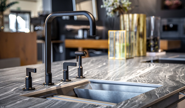 Svart kran i köket. Är det en bra idé?