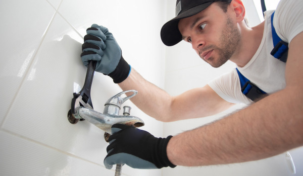 Hur installerar man en duschbricka?