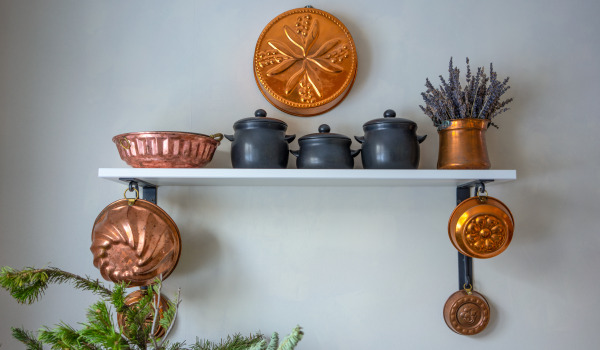 Vilken dekoration på den tomma köksväggen förbättrar dess utseende?