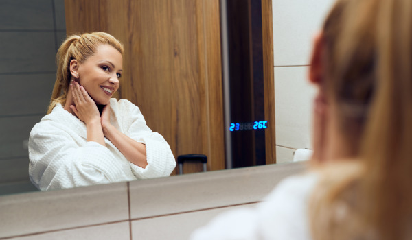 Hur avslutar man en påklistrad spegel?