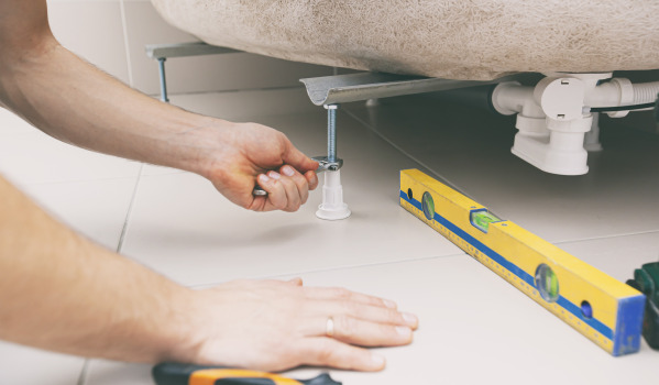 Hur monterar man en rektangulär duschbricka?