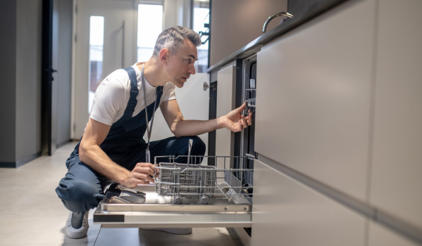 Hur kopplar man en vattenlås till diskmaskinen?