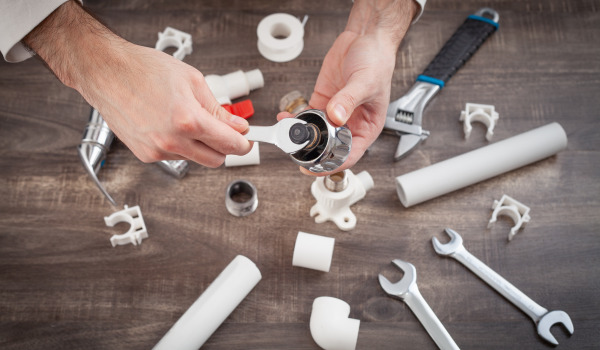 Hur installerar man en kvadratisk duschbricka?