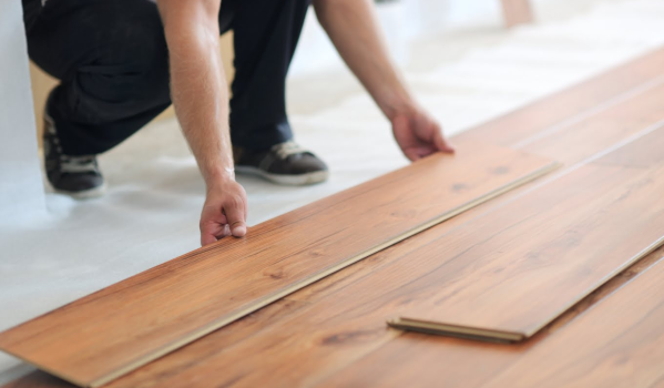 Hur jämnar man golvet för paneler utan flytspackel?